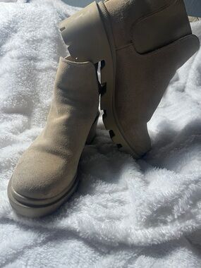 💁‍♀️ Women’s Taupe Suede Chunky Sole Ankle Boots